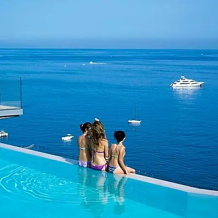 Capo Torre & Couette-café 4*
