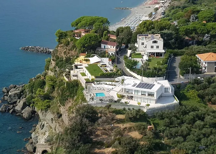 Capo Torre & Oda ve Kahvaltı Albisola Superiore